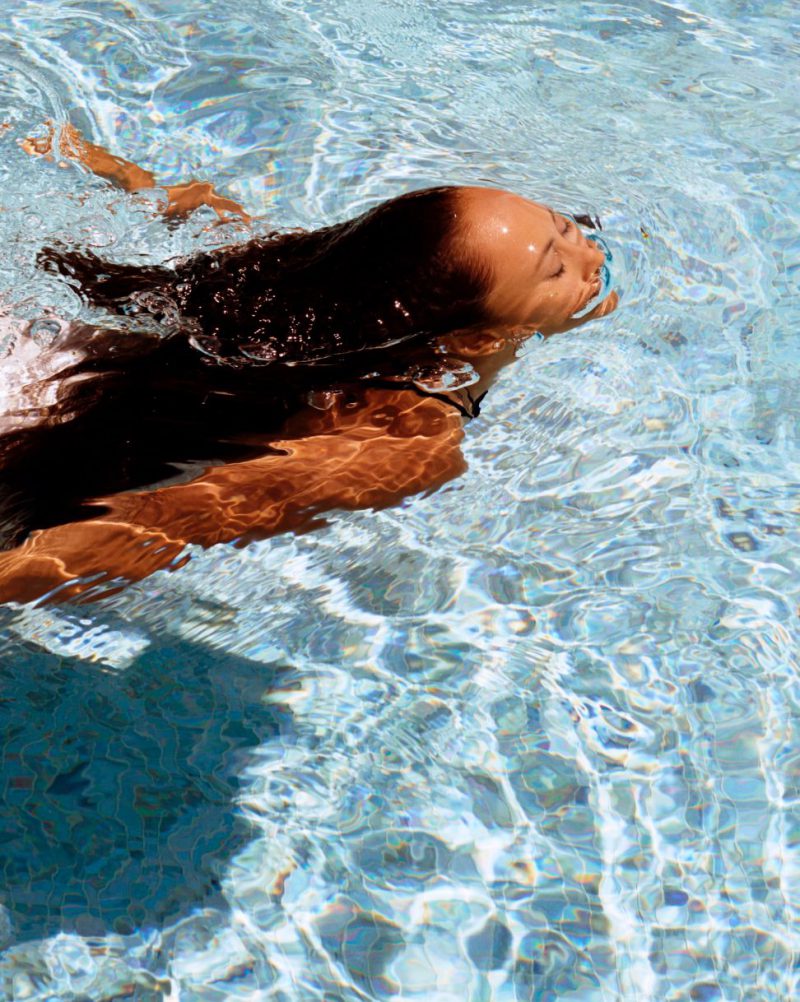수영장에서 수영하는 여성