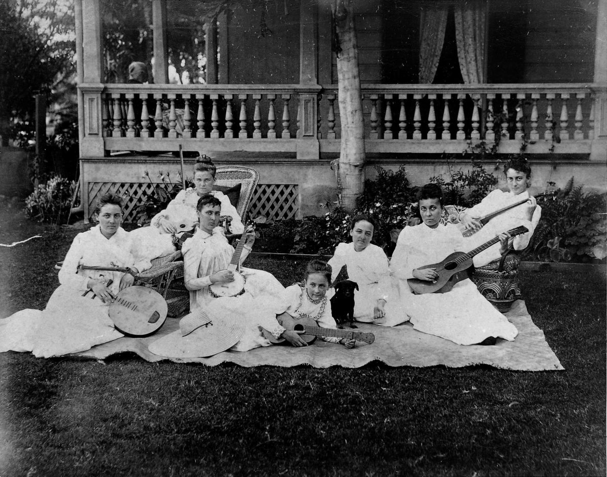 沃德姐妹和朋友们在草坪上演奏乐器。